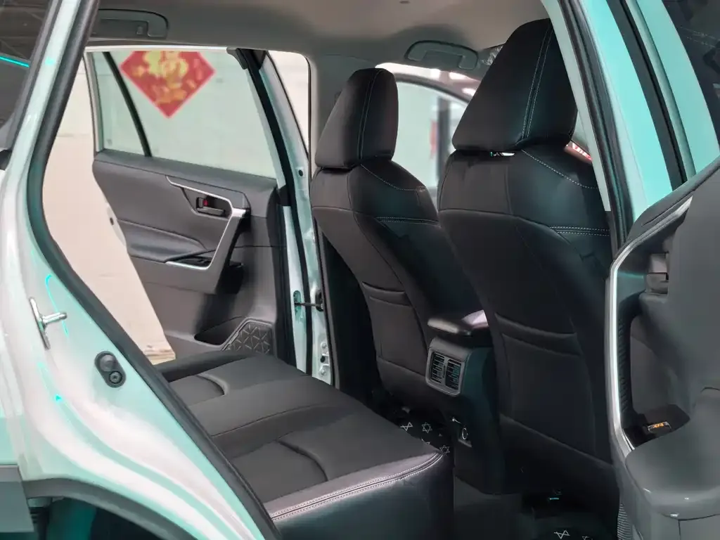 Toyota RAV4 — фото 10