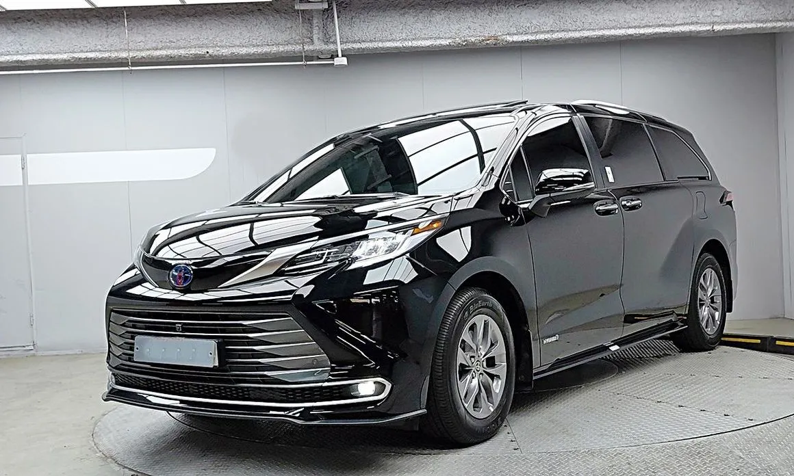 Toyota Sienna — фото 1