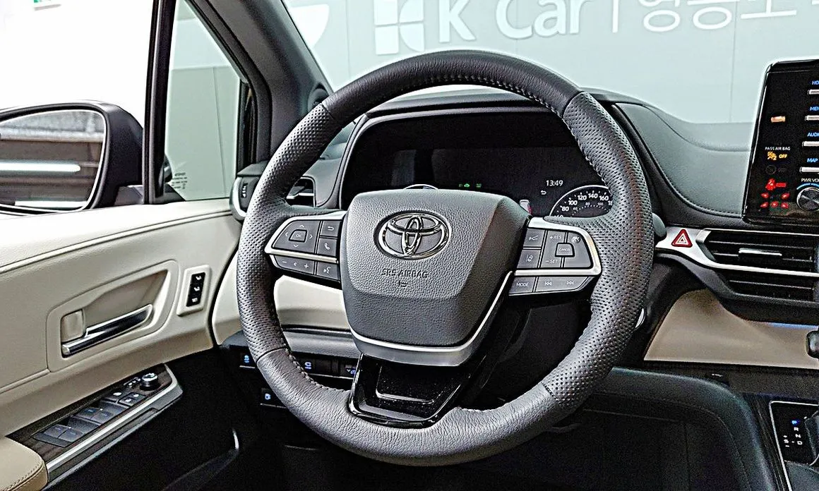 Toyota Sienna — фото 3