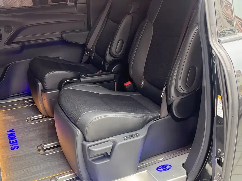 Toyota Sienna — фото 9