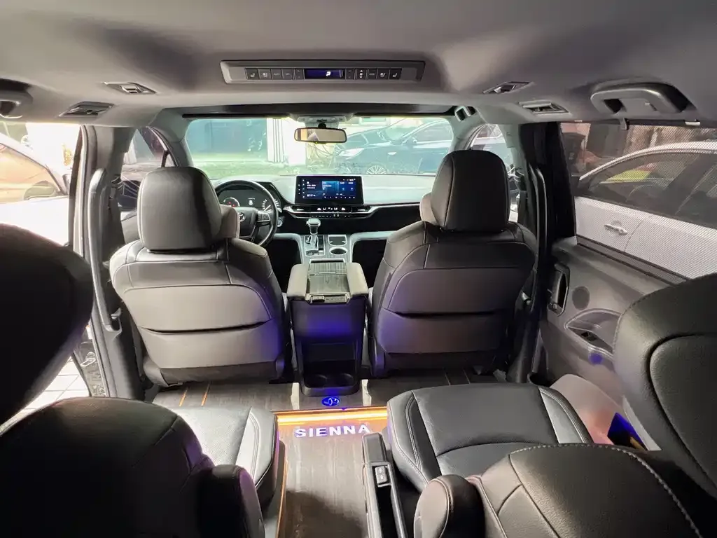 Toyota Sienna — фото 5