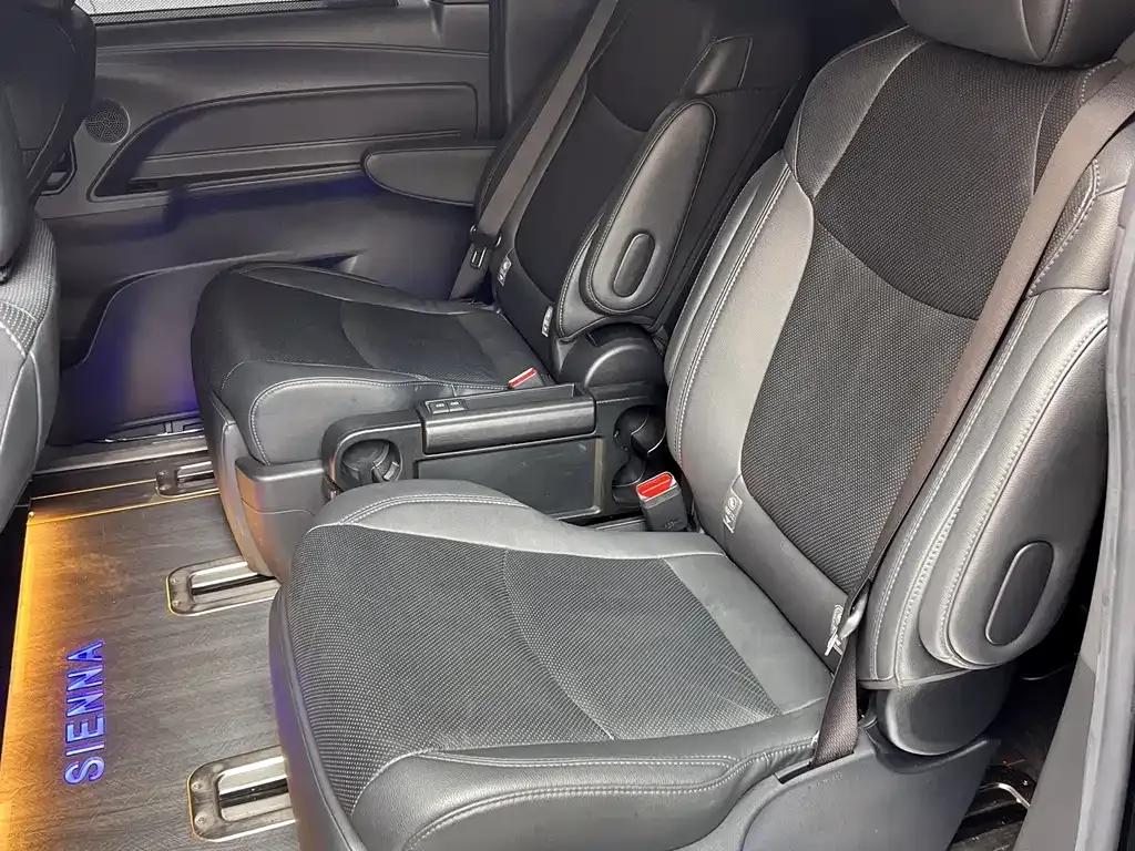 Toyota Sienna — фото 6