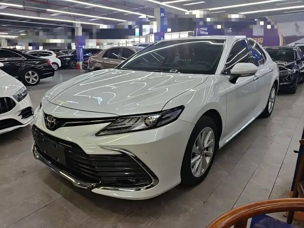Toyota Camry — фото 1