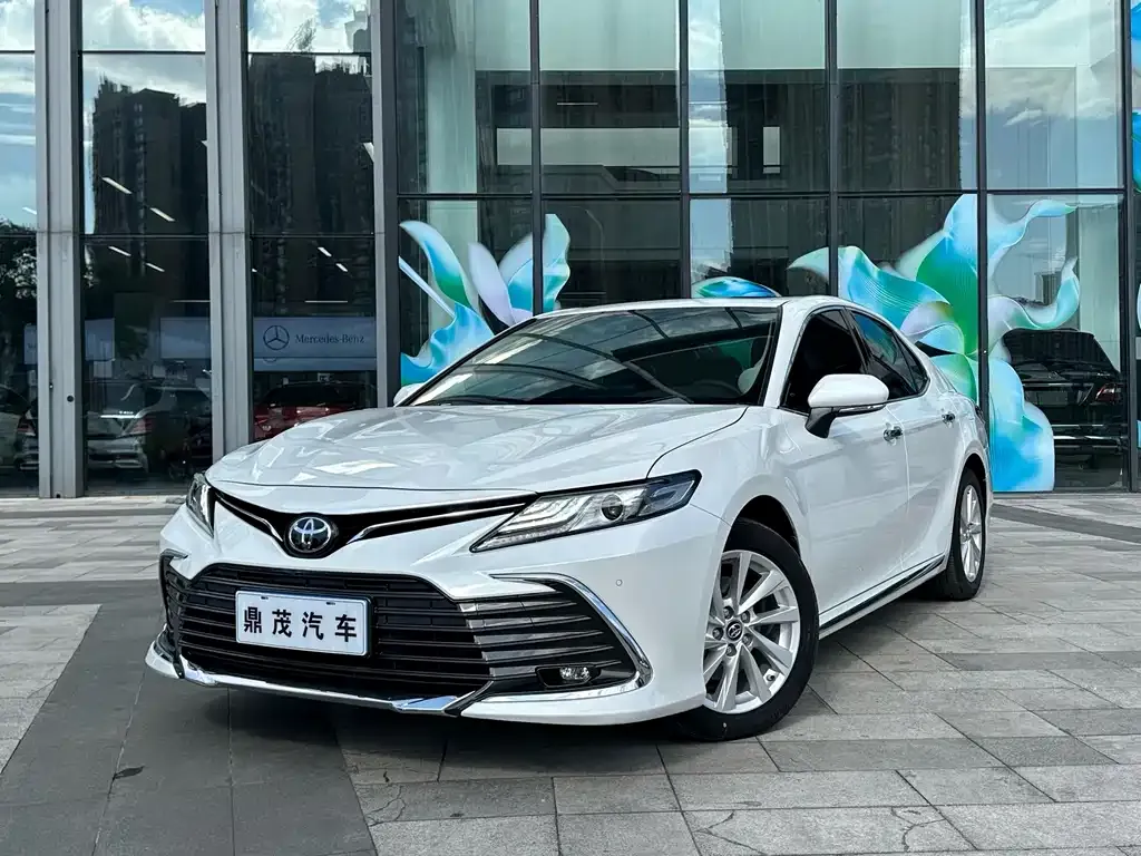 Toyota Camry — фото 1