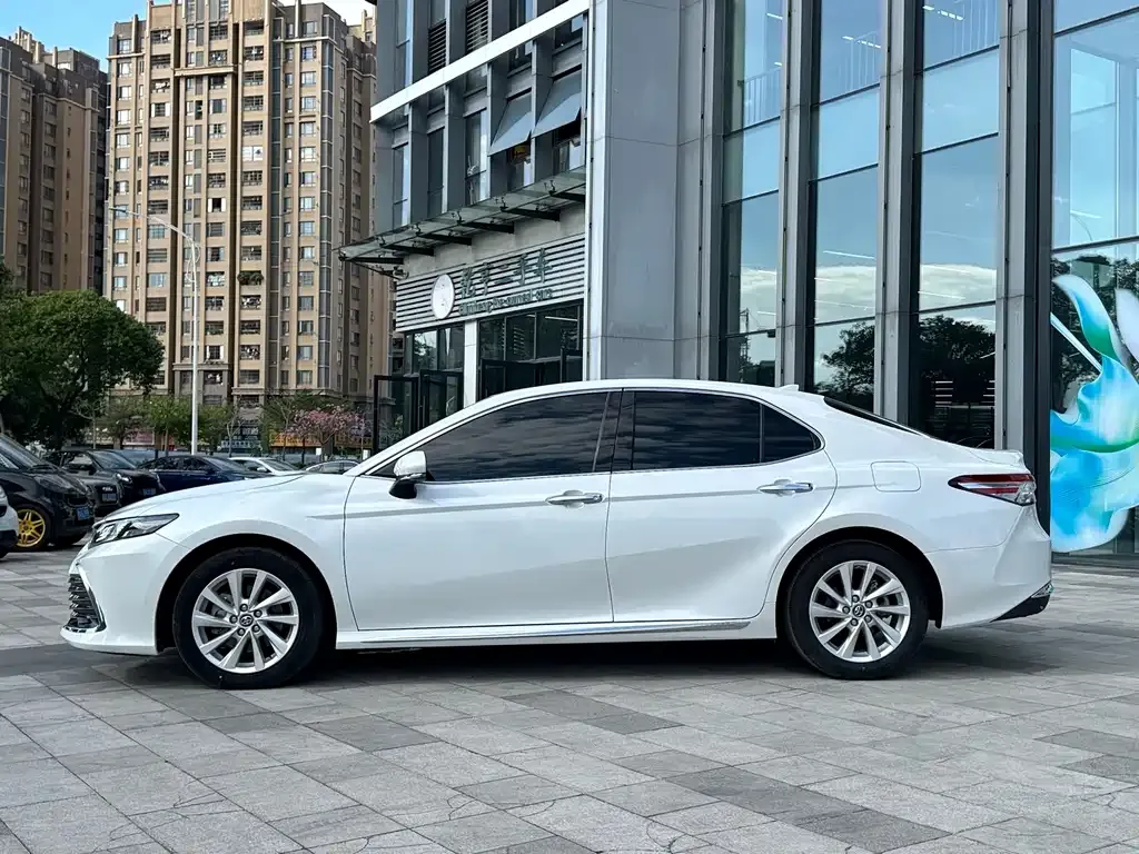 Toyota Camry — фото 8