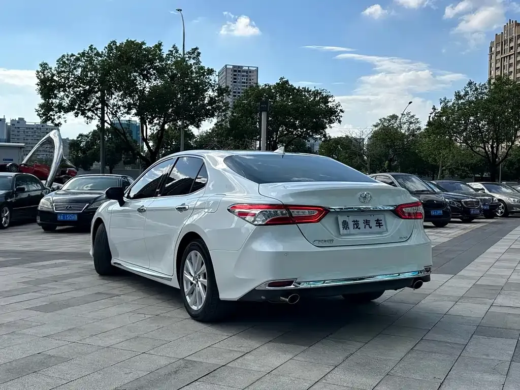Toyota Camry — фото 4