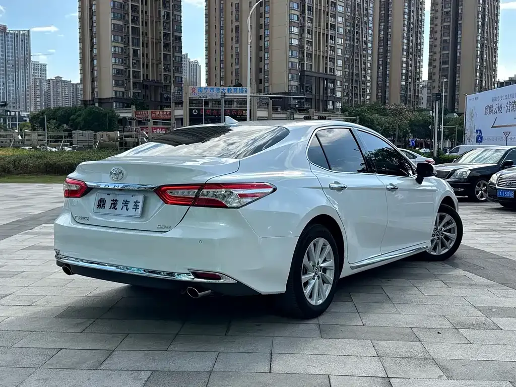 Toyota Camry — фото 2