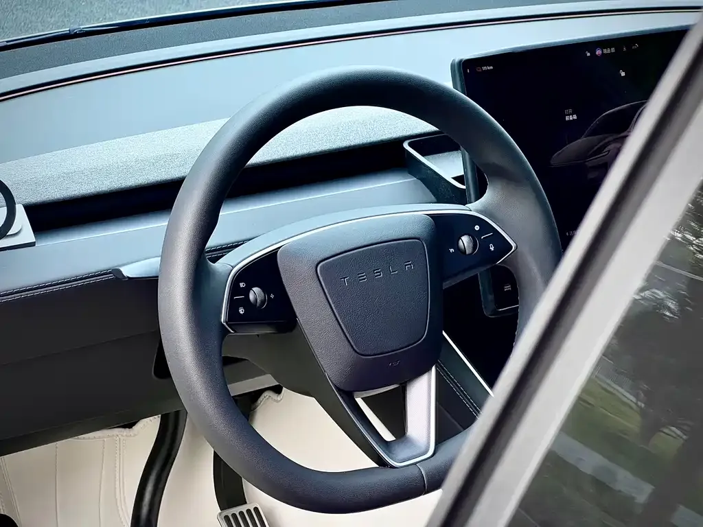 Tesla Model Y L — фото 8