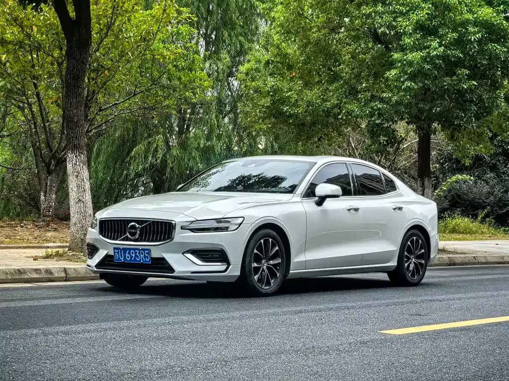 Volvo S60 — фото 1
