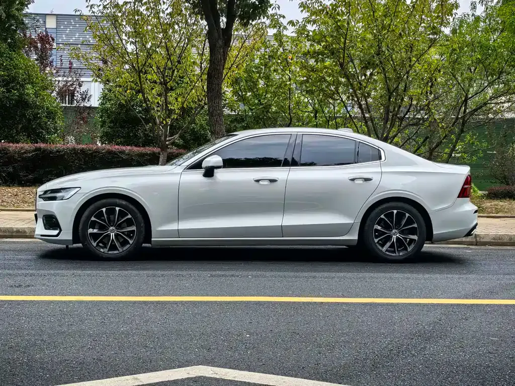 Volvo S60 — фото 9