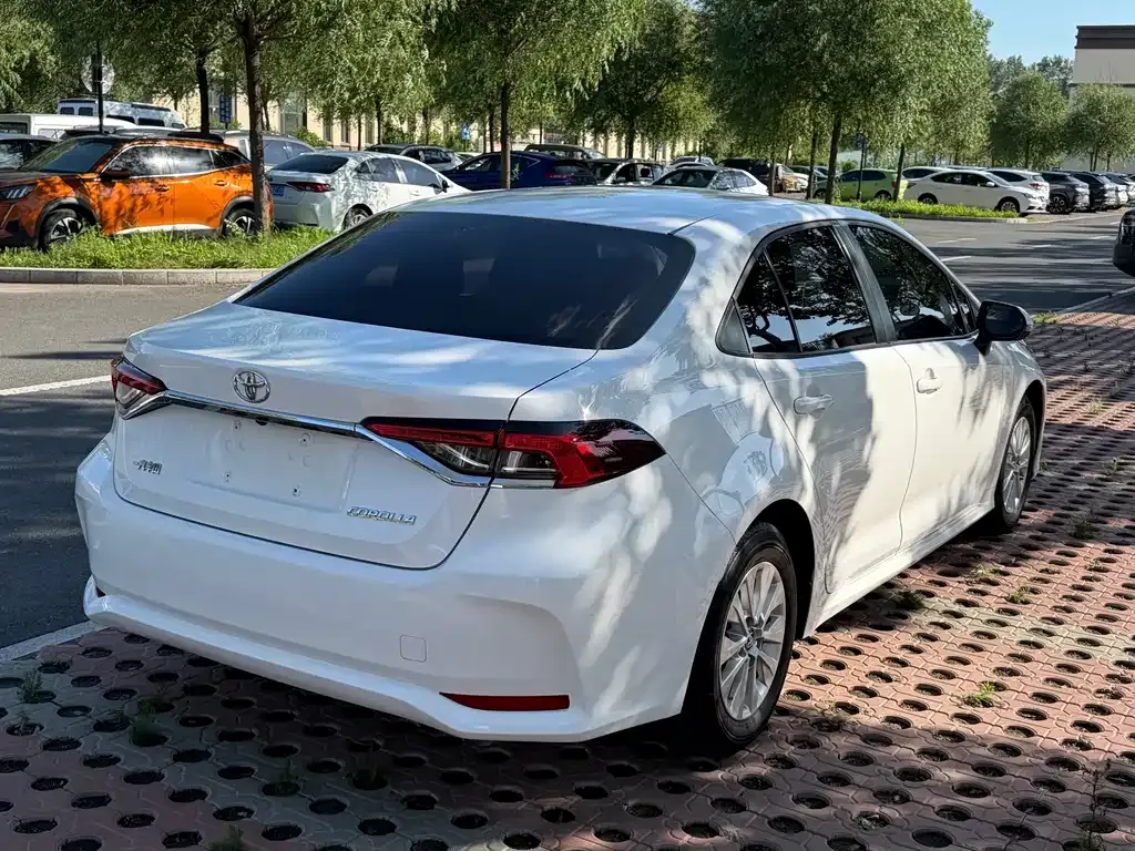 Toyota Corolla — фото 10