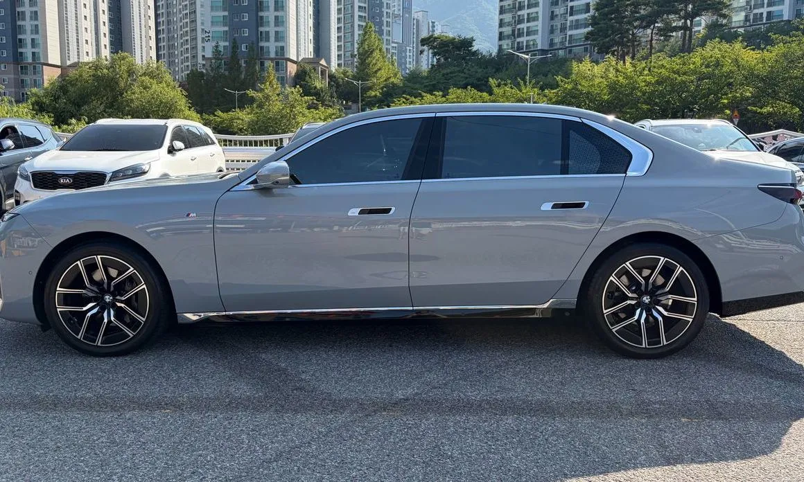 BMW 7-Series — фото 10