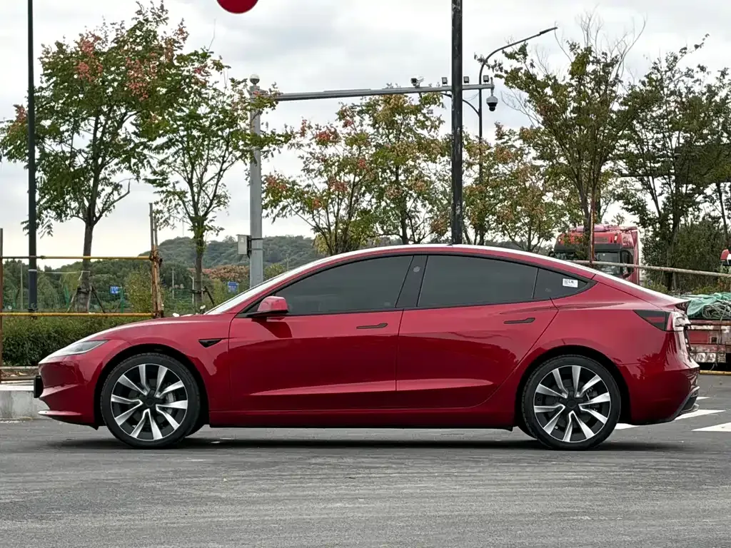 Tesla Model 3 — фото 4