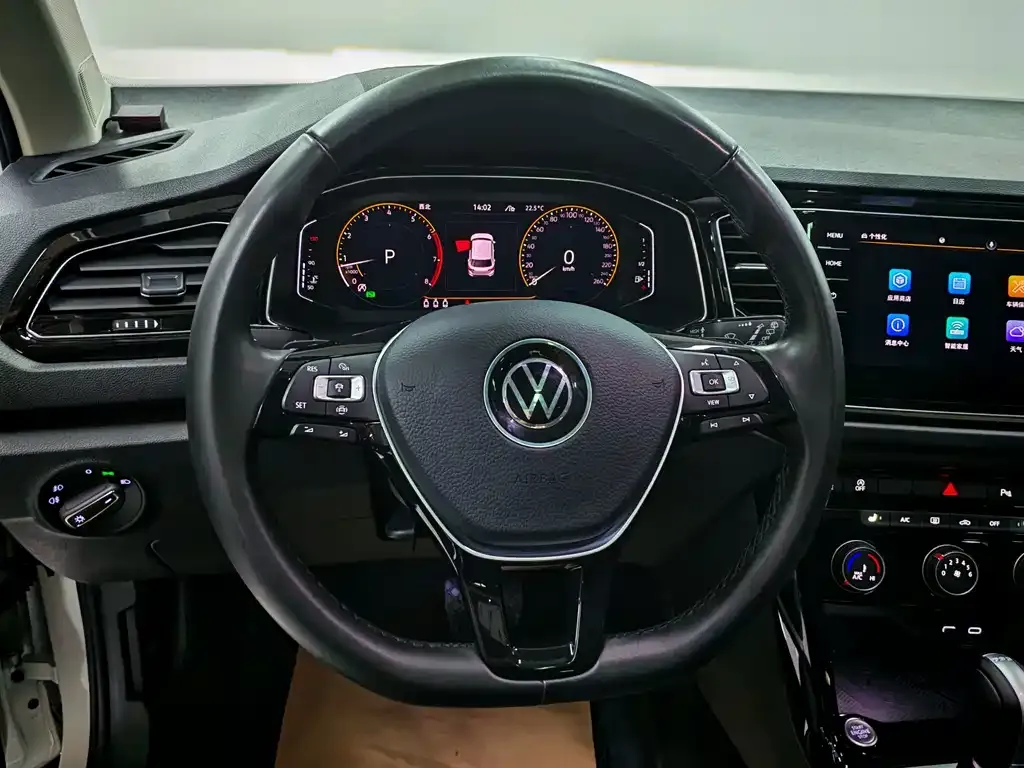 Volkswagen T-Roc — фото 9