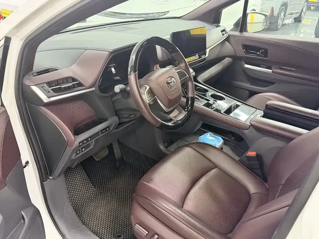 Toyota Sienna — фото 2