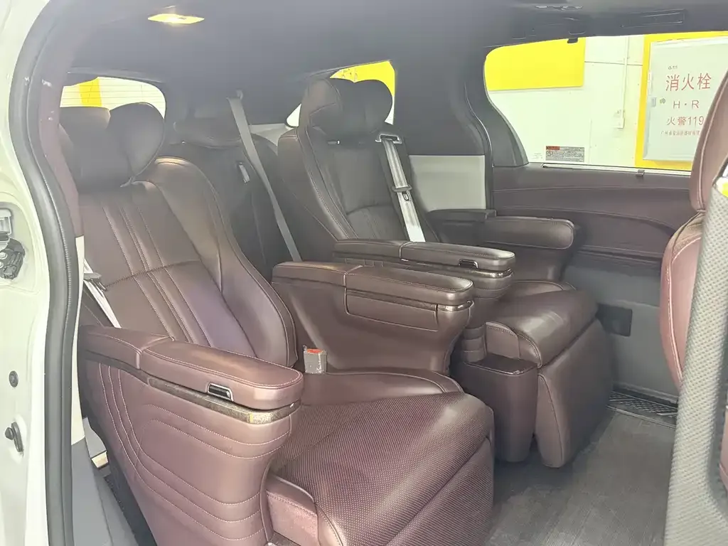 Toyota Sienna — фото 10