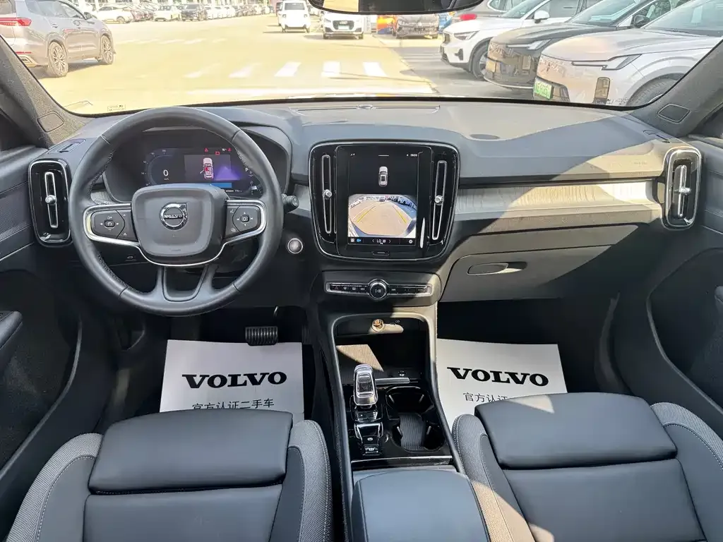 Volvo XC40 — фото 9