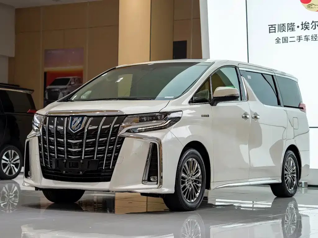 Toyota Alphard — фото 1
