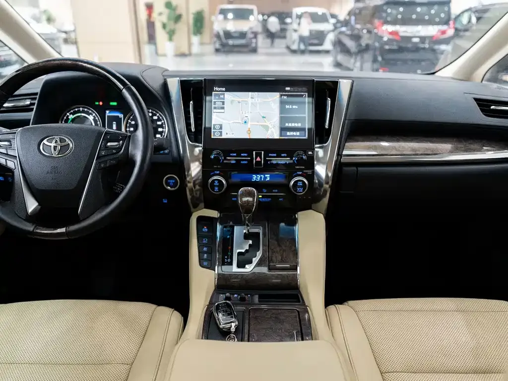 Toyota Alphard — фото 6