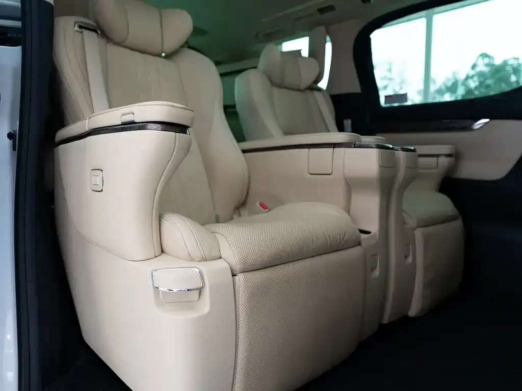 Toyota Alphard — фото 2
