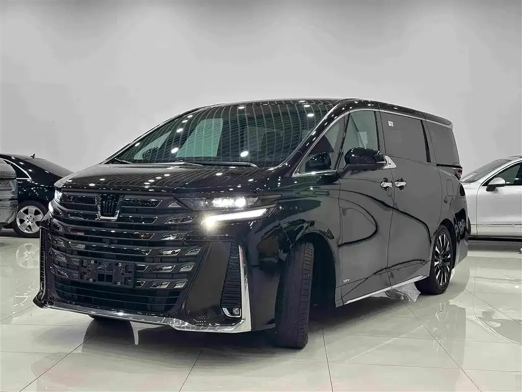 Toyota Vellfire — фото 1