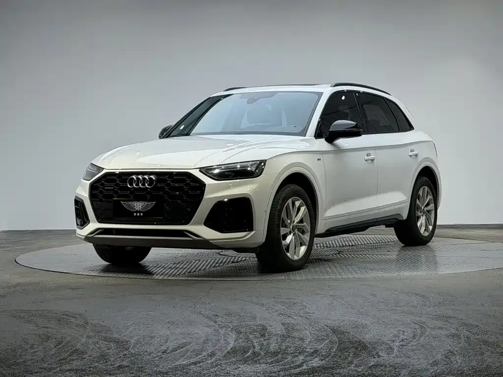 Audi Q5L — фото 1