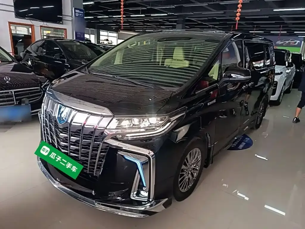 Toyota Alphard — фото 1