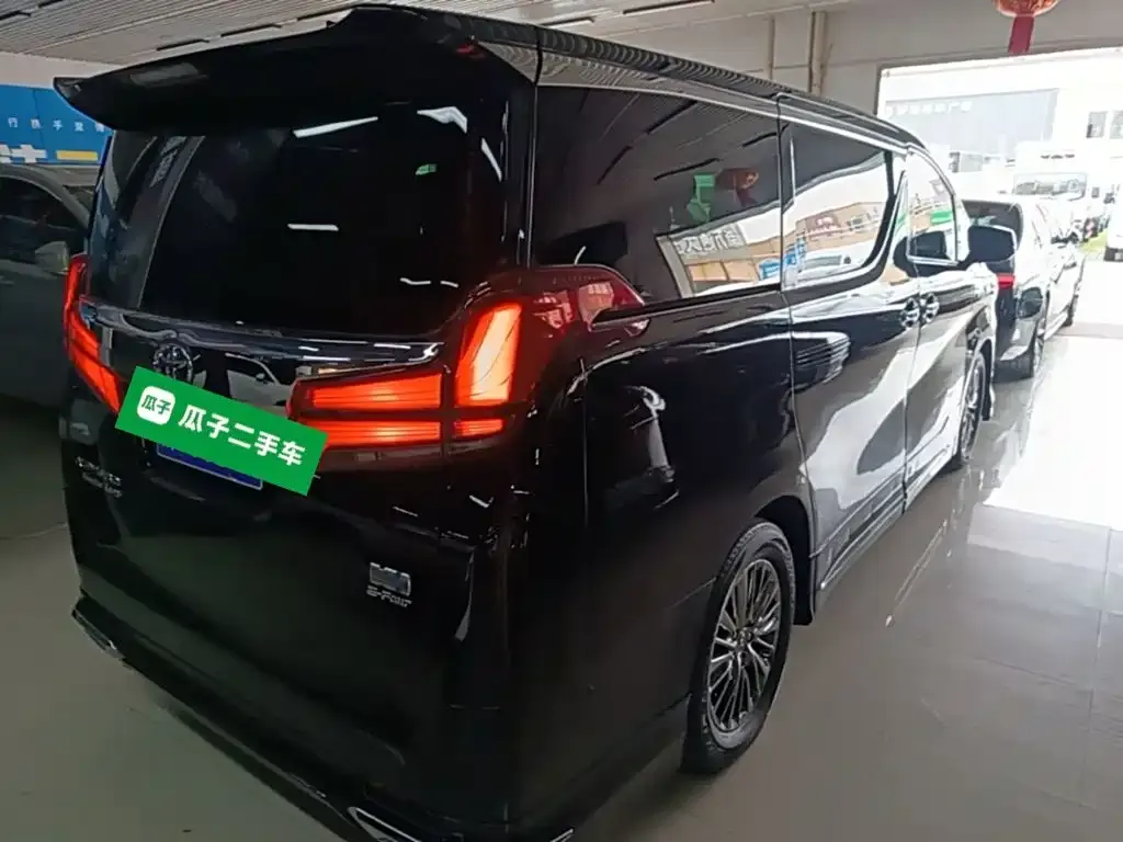 Toyota Alphard — фото 4
