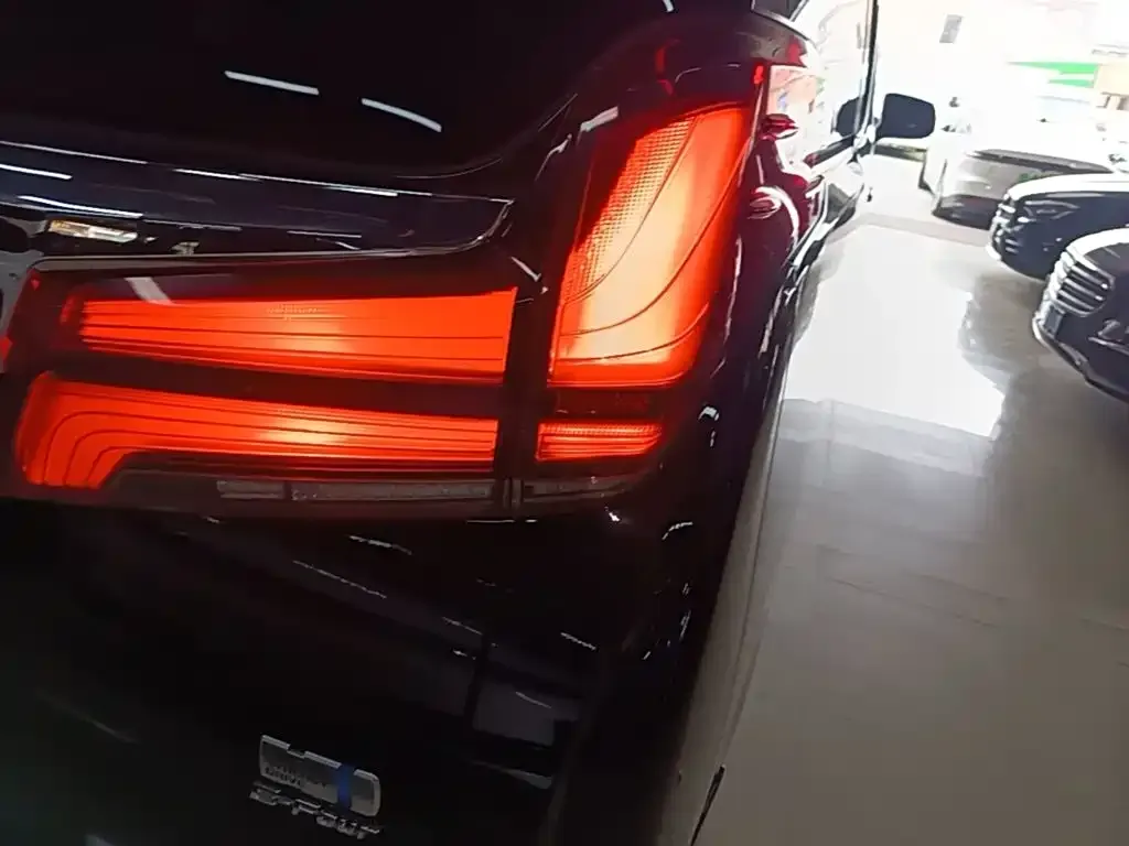 Toyota Alphard — фото 2