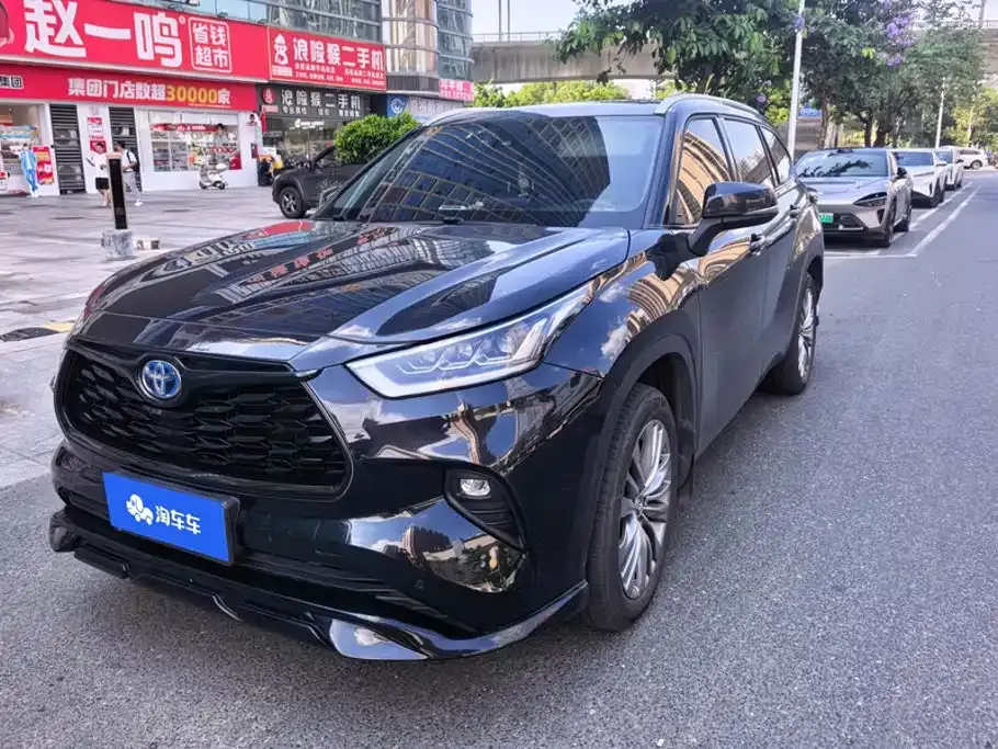 Toyota Highlander — фото 1