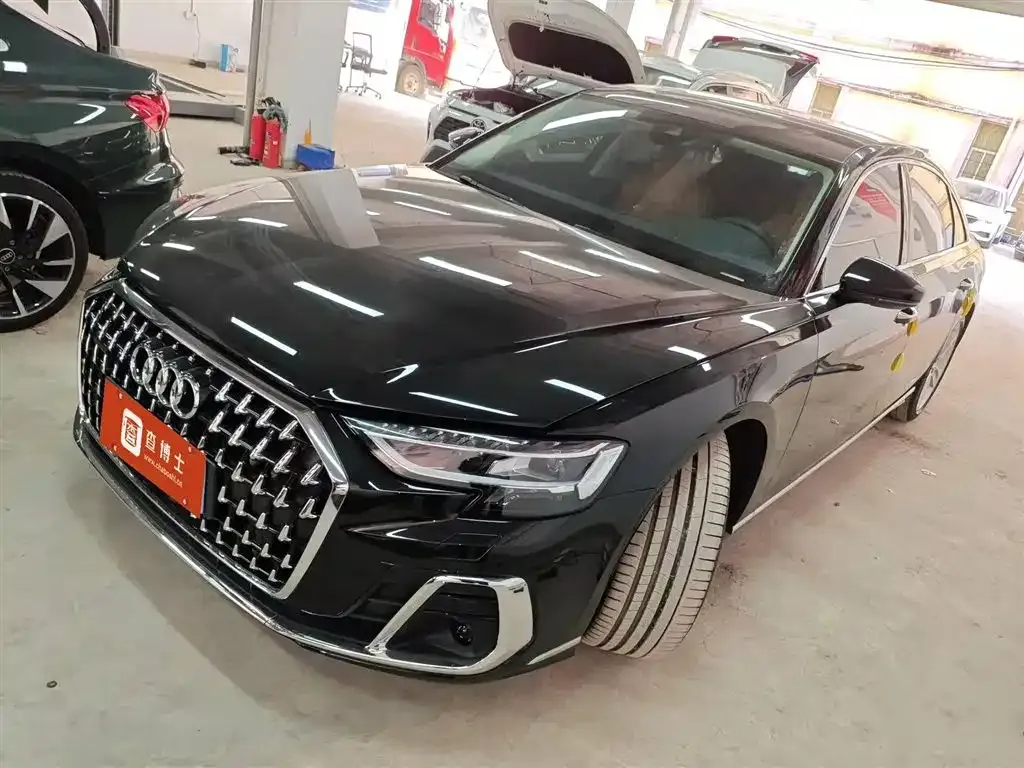 Audi A8 — фото 1
