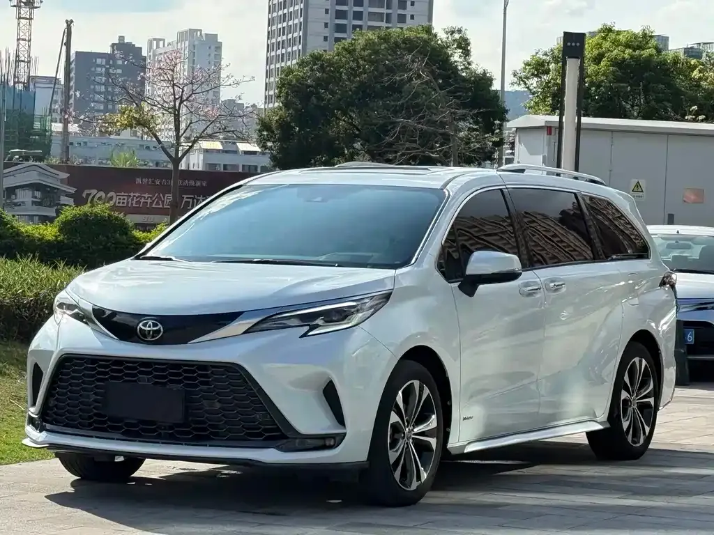 Toyota Granvia — фото 1