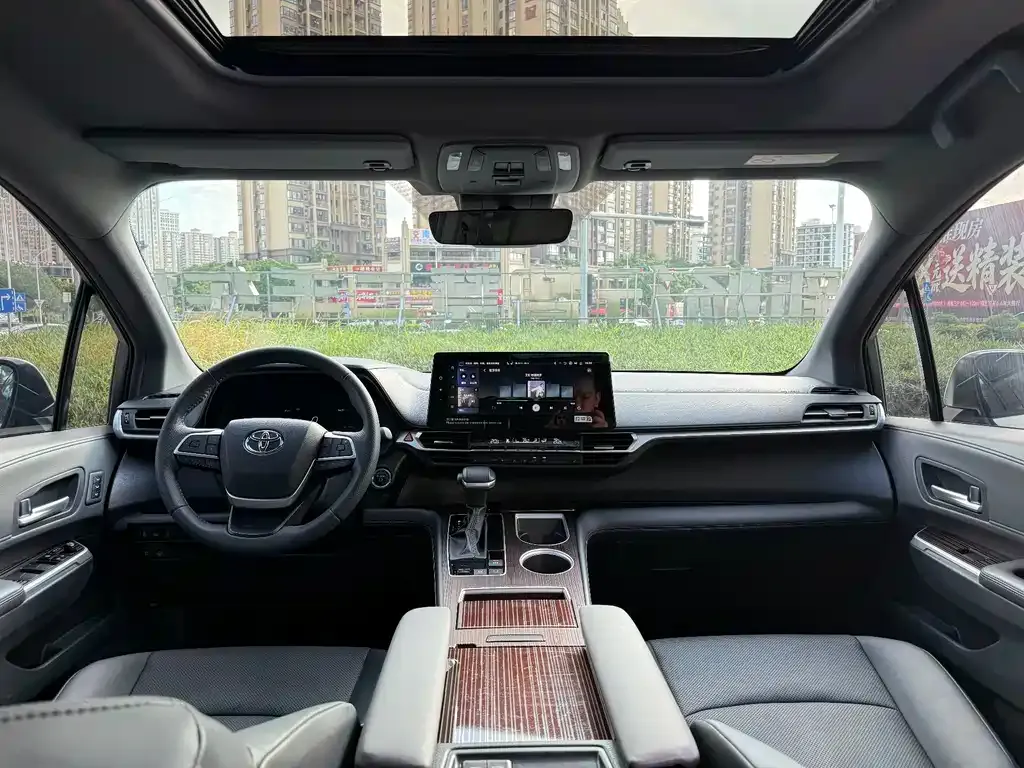 Toyota Granvia — фото 8