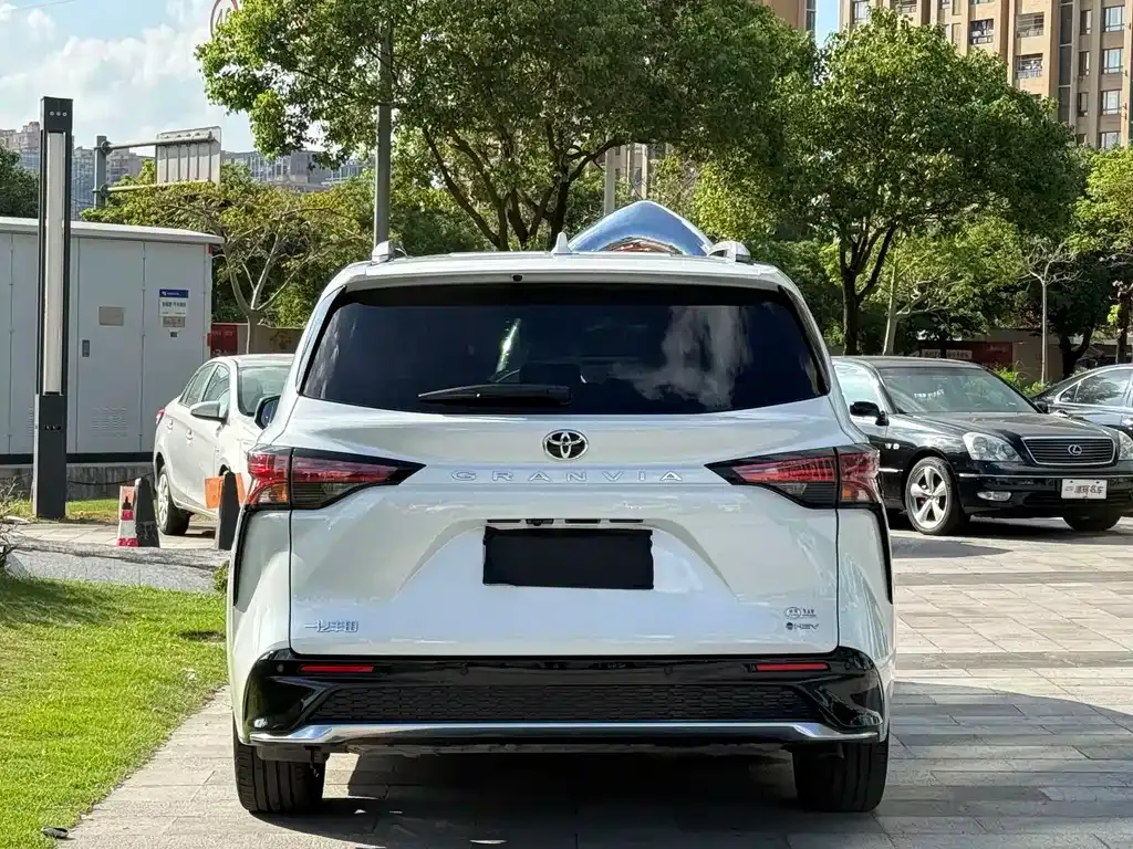 Toyota Granvia — фото 10