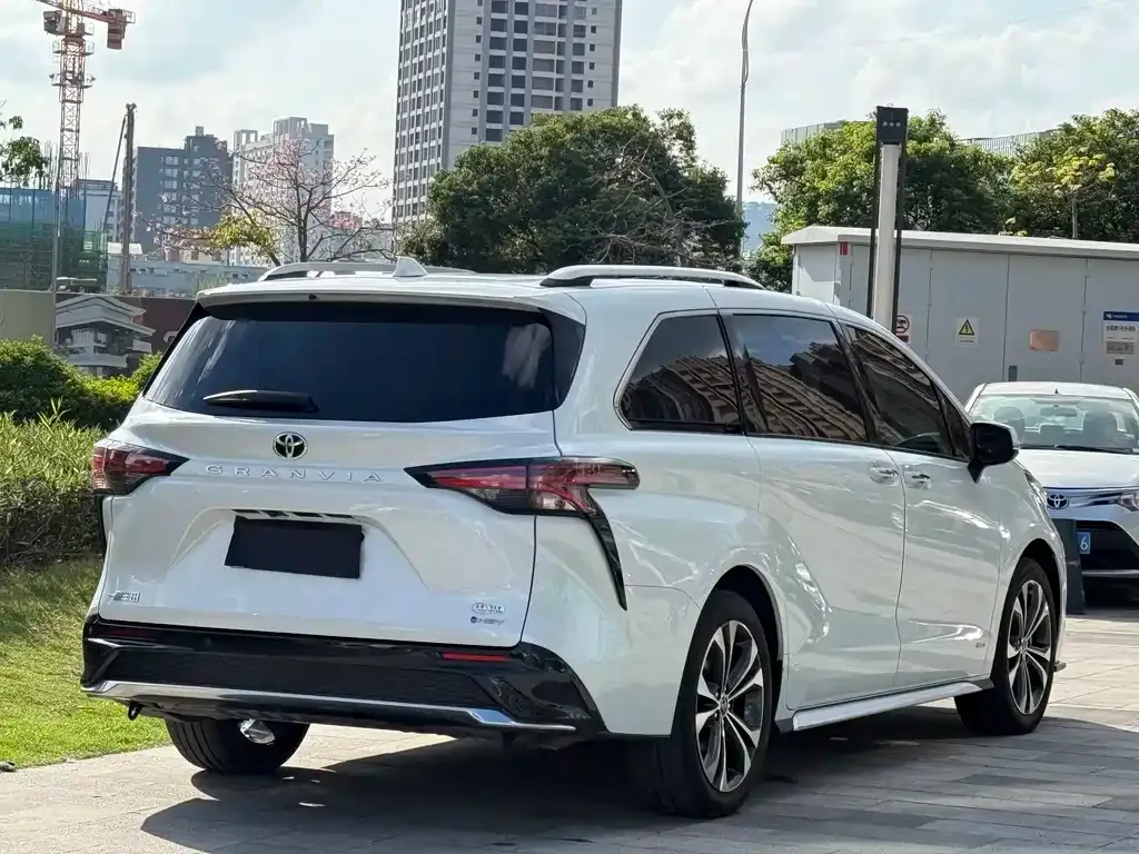 Toyota Granvia — фото 3