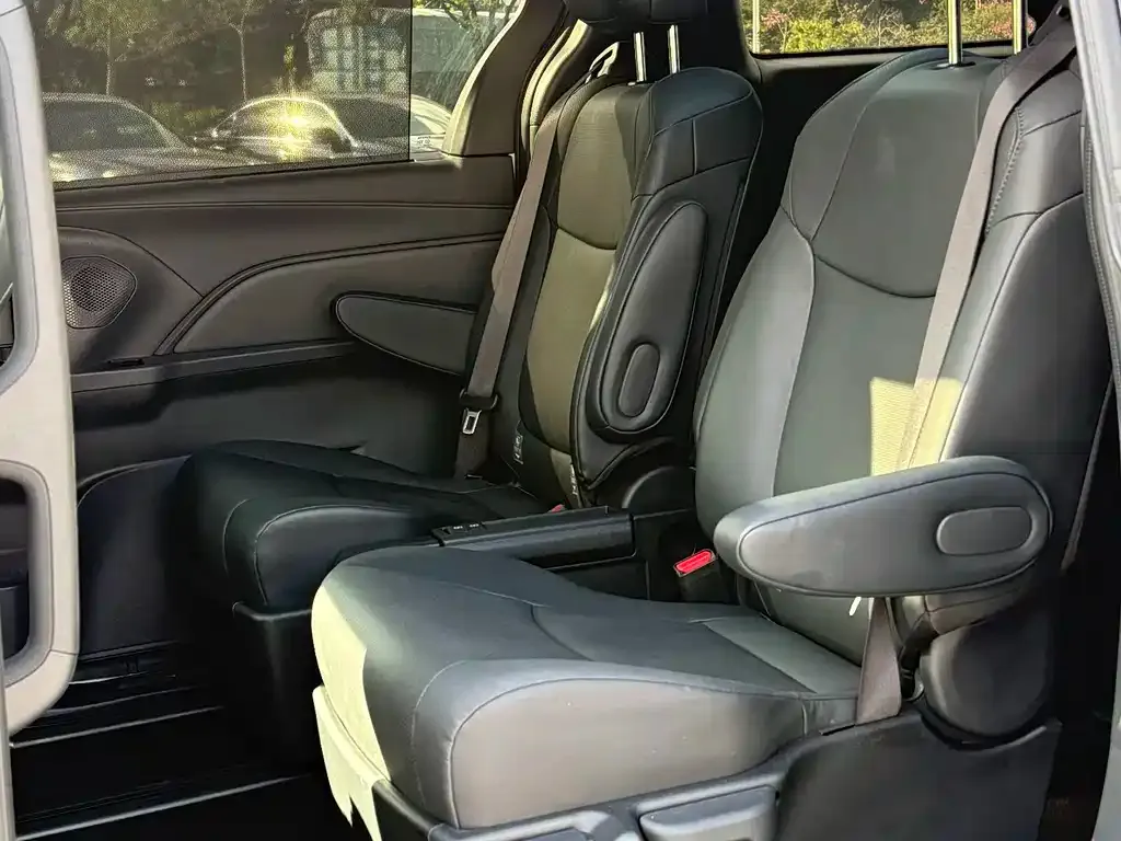 Toyota Granvia — фото 2