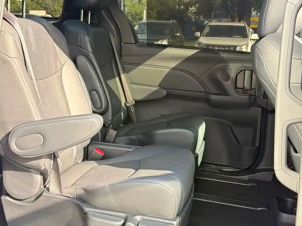 Toyota Granvia — фото 6
