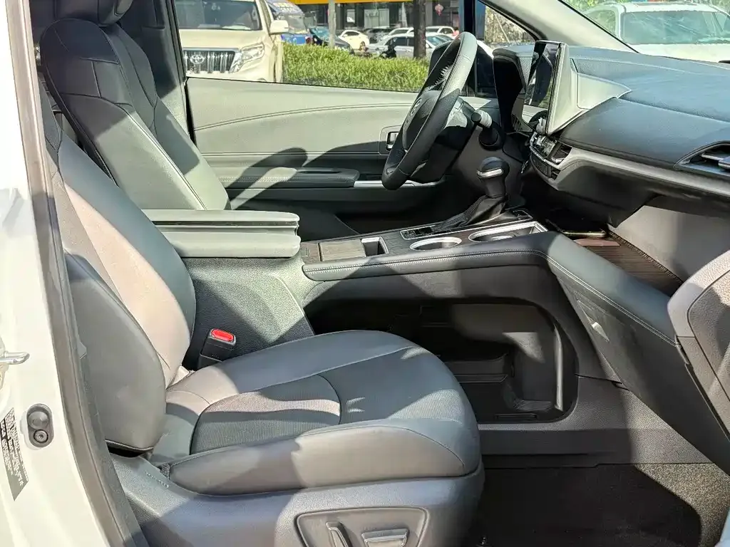 Toyota Granvia — фото 7