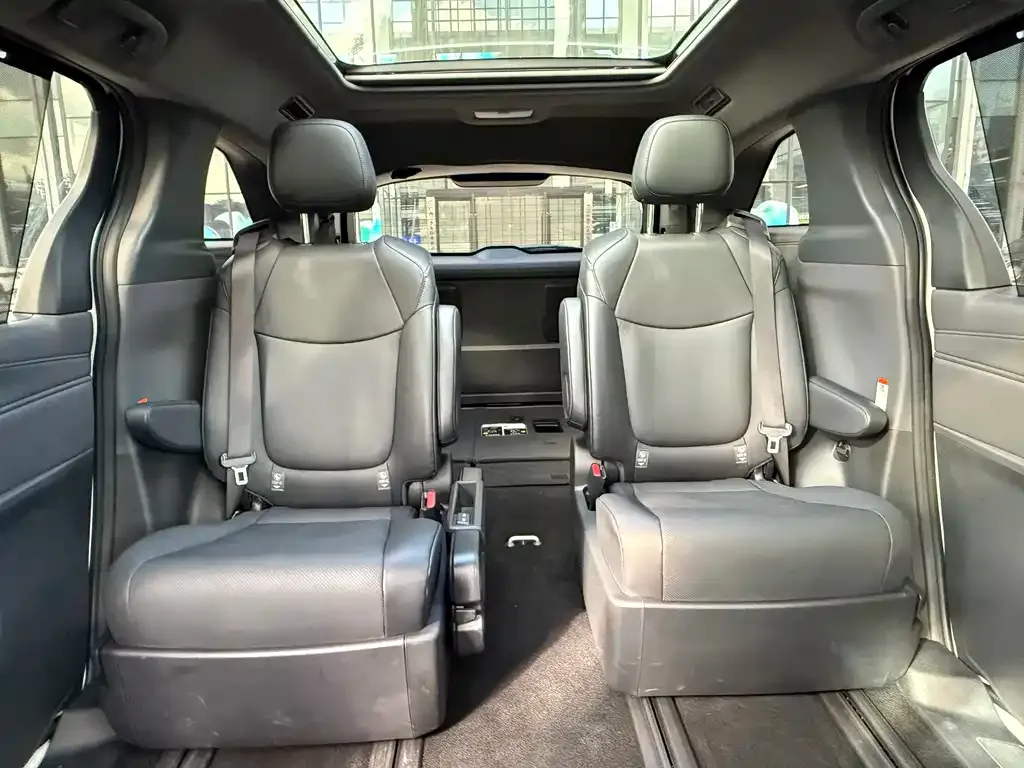 Toyota Granvia — фото 4