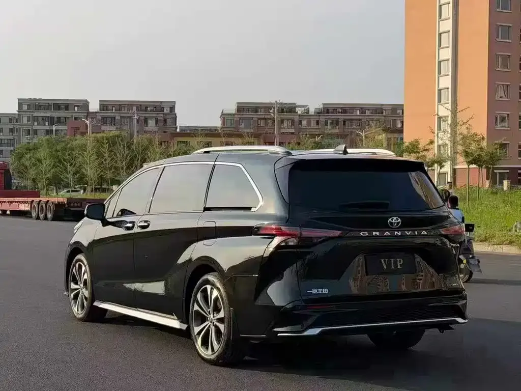 Toyota Granvia — фото 2