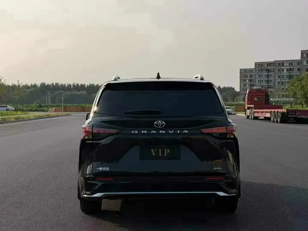 Toyota Granvia — фото 5