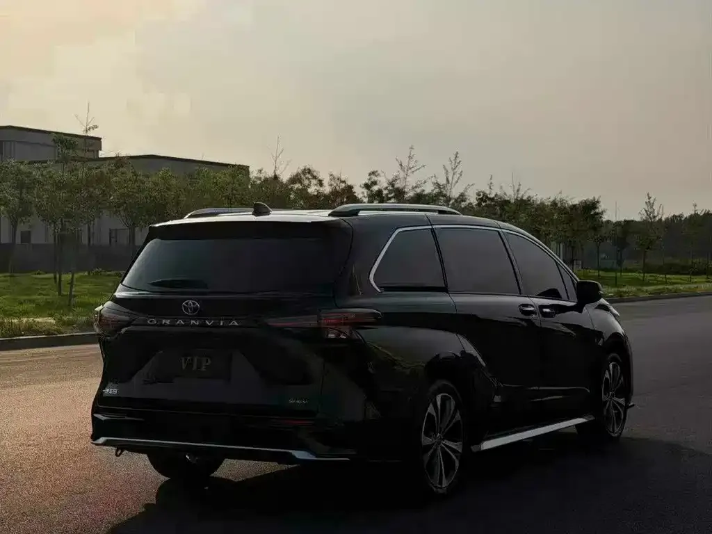 Toyota Granvia — фото 3