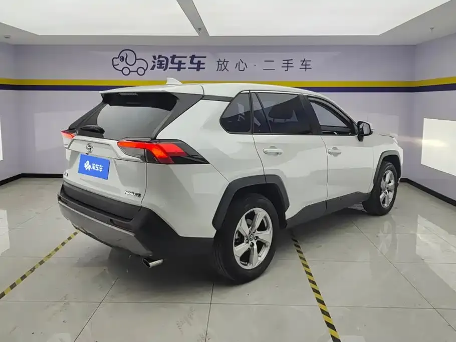 Toyota RAV4 — фото 8