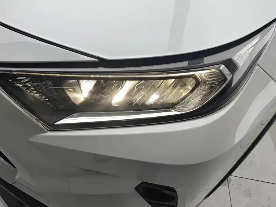 Toyota RAV4 — фото 10