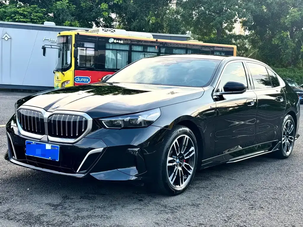 BMW 5 Series — фото 1