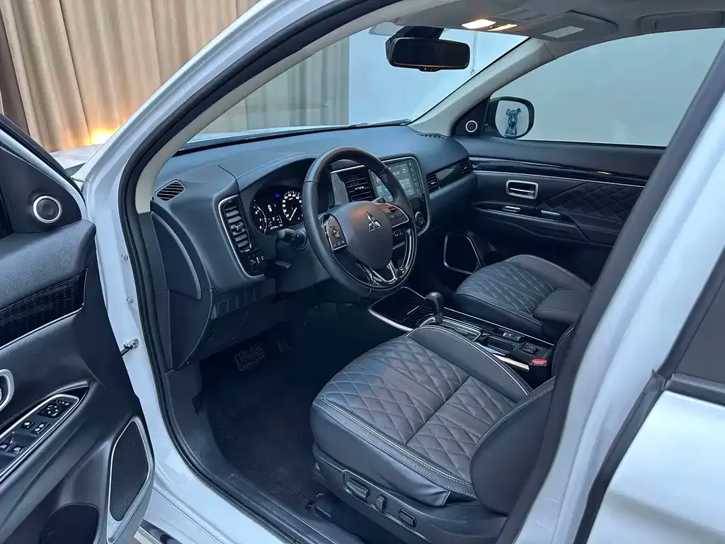 Mitsubishi Outlander — фото 2
