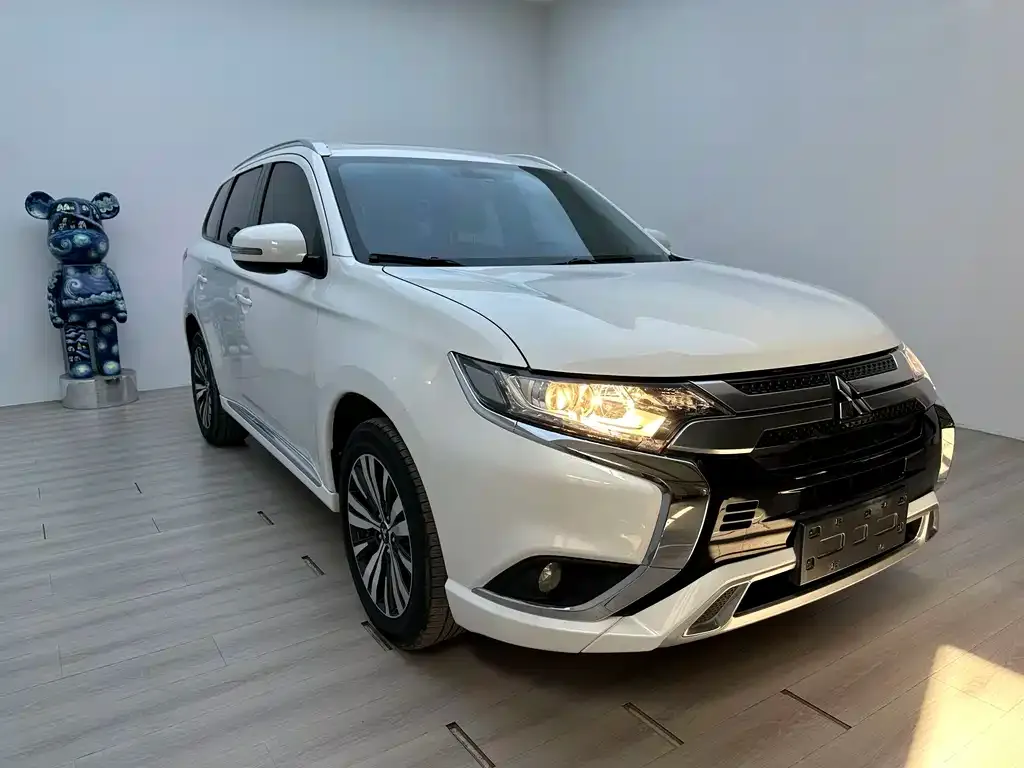 Mitsubishi Outlander — фото 5