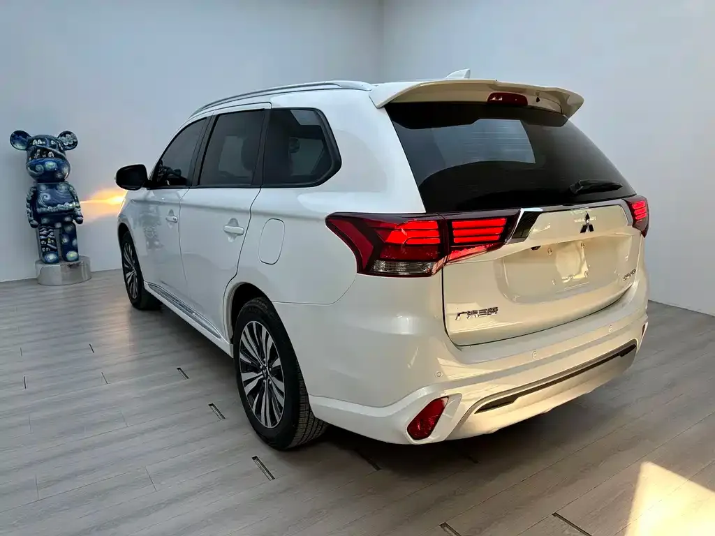 Mitsubishi Outlander — фото 8