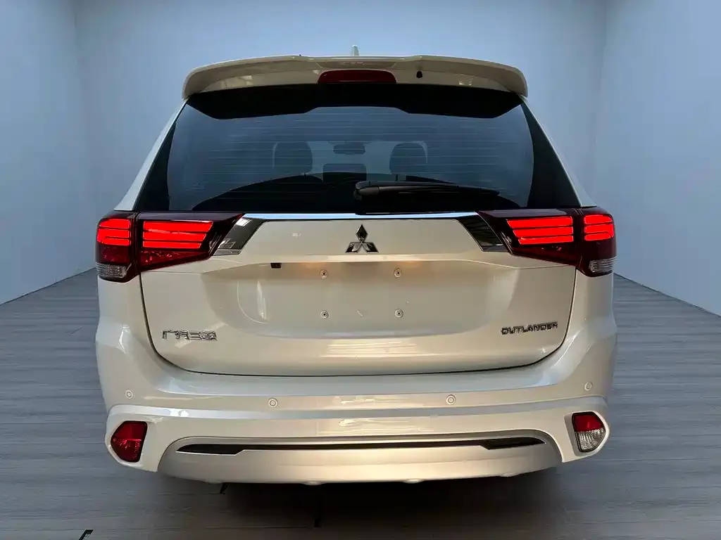 Mitsubishi Outlander — фото 10
