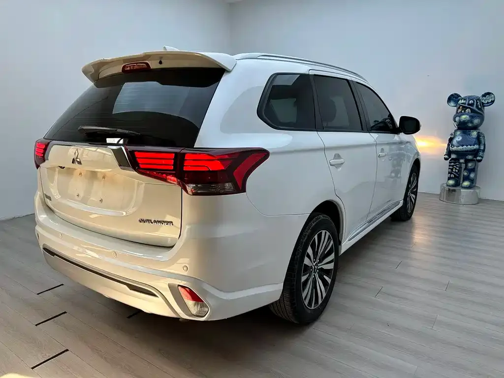 Mitsubishi Outlander — фото 9